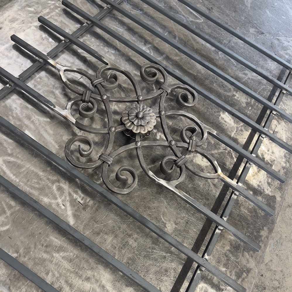 Grille de défense composé d’un décor central #06188072. Structure complète de la grille en section carré de 14mm. Convient pour des tableaux de fenêtre de maison ou bâtiment. Cette grille est à installer dans votre tableau de fenêtre. Protégez votre habitation avec cette grille anti-intrusion fabriquée en France dans notre atelier en Provence. Composé de barreaux avec un vide normalisé entre chaque barreau. Cette grille de fenêtre est livrée brut sans peinture, il vous appartient de les peindres de la couleur de votre choix. Les photos montrent le style du modèle. La composition exacte est ajustée pour correspondre à votre format.

Les barreaux sont tous soudés en applique sur les 2 barres horizontales. Cette grille, ainsi que toutes celles de la gamme GRF sont configurables a vos mesures de tableaux (voir les dimensions possibles entre la longueur et hauteur minimum puis maximum) puis fabriqués à la commande sous 10-20 jours en moyenne directement dans notre atelier par notre équipe de ferronnier.