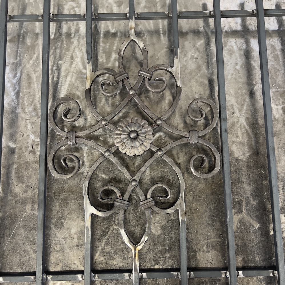 Grille de défense composé d’un décor central #06188072. Structure complète de la grille en section carré de 14mm. Convient pour des tableaux de fenêtre de maison ou bâtiment. Cette grille est à installer dans votre tableau de fenêtre. Protégez votre habitation avec cette grille anti-intrusion fabriquée en France dans notre atelier en Provence. Composé de barreaux avec un vide normalisé entre chaque barreau. Cette grille de fenêtre est livrée brut sans peinture, il vous appartient de les peindres de la couleur de votre choix. Les photos montrent le style du modèle. La composition exacte est ajustée pour correspondre à votre format.

Les barreaux sont tous soudés en applique sur les 2 barres horizontales. Cette grille, ainsi que toutes celles de la gamme GRF sont configurables a vos mesures de tableaux (voir les dimensions possibles entre la longueur et hauteur minimum puis maximum) puis fabriqués à la commande sous 10-20 jours en moyenne directement dans notre atelier par notre équipe de ferronnier.