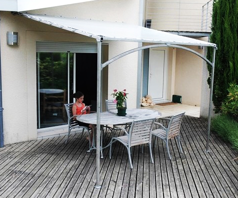 Pergola Mistral en kit sans soudure et facile à poser. Cette pergola est un élément adossable qui s'adapte aux dimensions de votre terrasse. C'est un concept unique Made in France, de la conception à la réalisation, les matériaux utilisés ainsi que le concept d'assemblage, font de la pergola Mistral un produit de haute qualité. Ses lignes modernes lui confèrent élégance et sobriété. Les pignes amovibles en aluminium viennent parachever son visuel. Largeur de 3m et profondeur de 4m, mais ces dimensions peuvent être réduites facilement en recoupant à vos dimensions les tubes. Elle est livrée complètement en kit à assembler. Optez pour la couverture de votre choix (livré sans bâches). Tous les éléments utilisés sont en sendzimir (Traitement équivalent à une galvanisation à froid). La structure en tube de 40x40x2 est le gage de sa rigidité et de sa longévité. Elle peut-être peinte : Pour ce faire opter pour une peinture adaptée aux supports galvanisés. Articles complémentaires : Bâche PVC 680 gr/m² microperforée et Lot accessoires de pose bâche. Livré avec un mode d'emploi. Caractéristique : Finition : Acier Sendzimir (Galvanisé). Finition : Acier Sendzimir (Galvanisé).