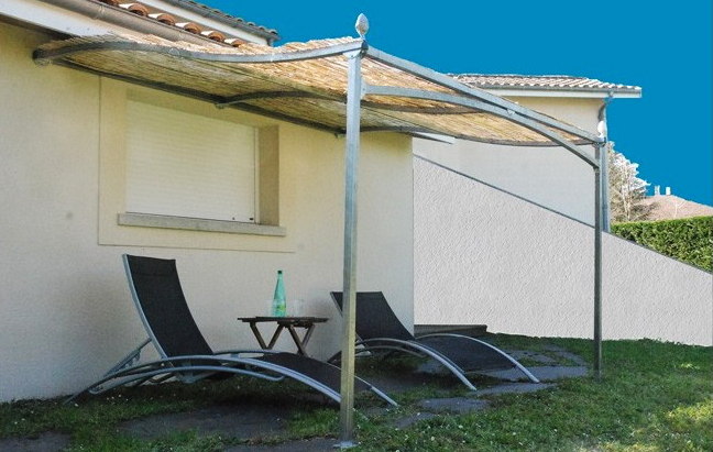 Pergola Alizee en kit sans soudure et facile à poser. Cette pergola est un élément adossable qui s'adapte aux dimensions de votre terrasse. C'est un concept unique Made in France, de la conception à la réalisation, les matériaux utilisés ainsi que le concept d'assemblage, font de la pergola Mistral un produit de haute qualité. Ses lignes galbées lui confèrent élégance et sobriété. Les pignes amovibles en aluminium viennent parachever son visuel. Largeur de 6m et profondeur de 3m, mais ces dimensions peuvent être réduites facilement en recoupant à vos dimensions les tubes. Elle est livrée complètement en kit à assembler. Optez pour la couverture de votre choix (livré sans bâches). Tous les éléments utilisés sont en sendzimir (Traitement équivalent à une galvanisation à froid). La structure en tube de 40x40x2 est le gage de sa rigidité et de sa longévité. Elle peut-être peinte : Pour ce faire opter pour une peinture adaptée aux supports galvanisés. Articles complémentaires : Bâche polyéthylène . Livré avec un mode d'emploi. Caractéristique : Longueur de 6000mm. Longueur de 6000mm. Finition : Acier Sendzimir (Galvanisé).