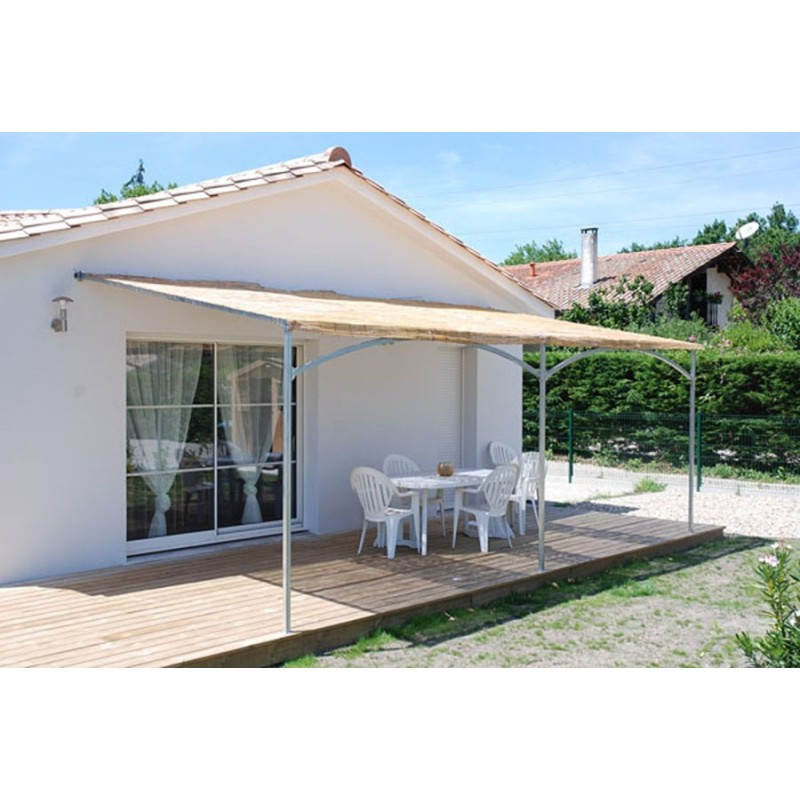 Pergola Mistral en kit sans soudure et facile à poser. Cette pergola est un élément adossable qui s'adapte aux dimensions de votre terrasse. C'est un concept unique Made in France, de la conception à la réalisation, les matériaux utilisés ainsi que le concept d'assemblage, font de la pergola Mistral un produit de haute qualité. Ses lignes galbées lui confèrent élégance et sobriété. Les pignes amovibles en aluminium viennent parachever son visuel. Largeur de 6m et profondeur de 4m, mais ces dimensions peuvent être réduites facilement en recoupant à vos dimensions les tubes. Elle est livrée complètement en kit à assembler. Optez pour la couverture de votre choix (livré sans bâches). Tous les éléments utilisés sont en sendzimir (Traitement équivalent à une galvanisation à froid). La structure en tube de 40x40x2 est le gage de sa rigidité et de sa longévité. Elle peut-être peinte : Pour ce faire opter pour une peinture adaptée aux supports galvanisés. Articles complémentaires : Bâche polyéthylène . Livré avec un mode d'emploi. Caractéristique : Longueur de 6000mm. Longueur de 6000mm. Finition : Acier Sendzimir (Galvanisé).