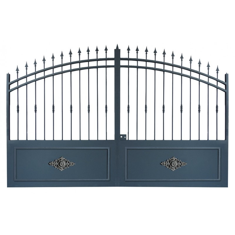Portail en acier modèle Provence, une fusion parfaite entre robustesse et design élégant, idéal pour sécuriser et embellir votre entrée. Ce portail est conçu avec un cadre robuste en tube de 40x40x2mm et des lisses supérieures et inférieures en tube de 40x30x2mm, percées et soudées pour une finition impeccable. Il offre un design attrayant avec un barreaudage de 16mm, des garnitures alternées et des pointes de lances sécurisantes à l’extrémité des barreaux. Lisse supérieur doublé et galbé. Portail semi-ajouré, avec une tôle de fond en acier de 2mm d'épaisseur sur la partie soubassement ornementée de 8 rosaces et 2 palmettes. Avec des dimensions totales de 3500mm de longueur (Vide entre pilliers nécessaire : 3560mm), une hauteur aux piliers de 1800mm et hauteur au centre de 2200mm et une installation simple, ce Portail est à la fois un choix esthétique et pratique, augmentant la valeur et la fonctionnalité de votre propriété. Transformez votre entrée avec élégance et assurance en choisissant nos Portails en acier. Il se compose de deux vantaux, fixés sur des charnières et dont un système de fermeture central assure la fermeture. Selon les besoins, l'ouverture du portail se fait vers l'intérieur, ou vers l'extérieur. Attention: la loi stipule que votre portail ne doit pas empiéter sur la voie publique. C’est pour cette raison que l’ouverture vers l’intérieur est la plus habituelle. N'oubliez pas de rajouter 6cm de vide entre les piliers (Exemple: Pour un portail de 3M, il faut 3M06 entre les piliers).