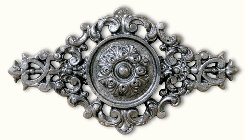 Portillon avec un cadre en tube en fer de 40x40x3mm, lisse supérieurs et inférieurs de 40x30x3mm, tôle d'épaisseur 2mm, carré décor en fer et livré avec serrure et accessoires de fixations.