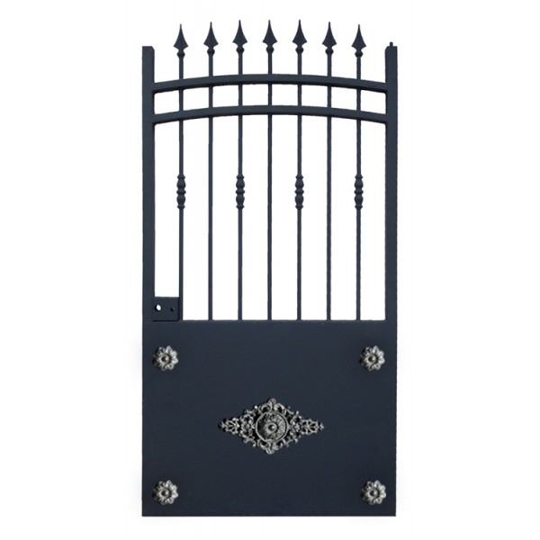 Portillon avec un cadre en tube en fer de 40x40x3mm, lisse supérieurs et inférieurs de 40x30x3mm, tôle d'épaisseur 2mm, carré décor en fer et livré avec serrure et accessoires de fixations.