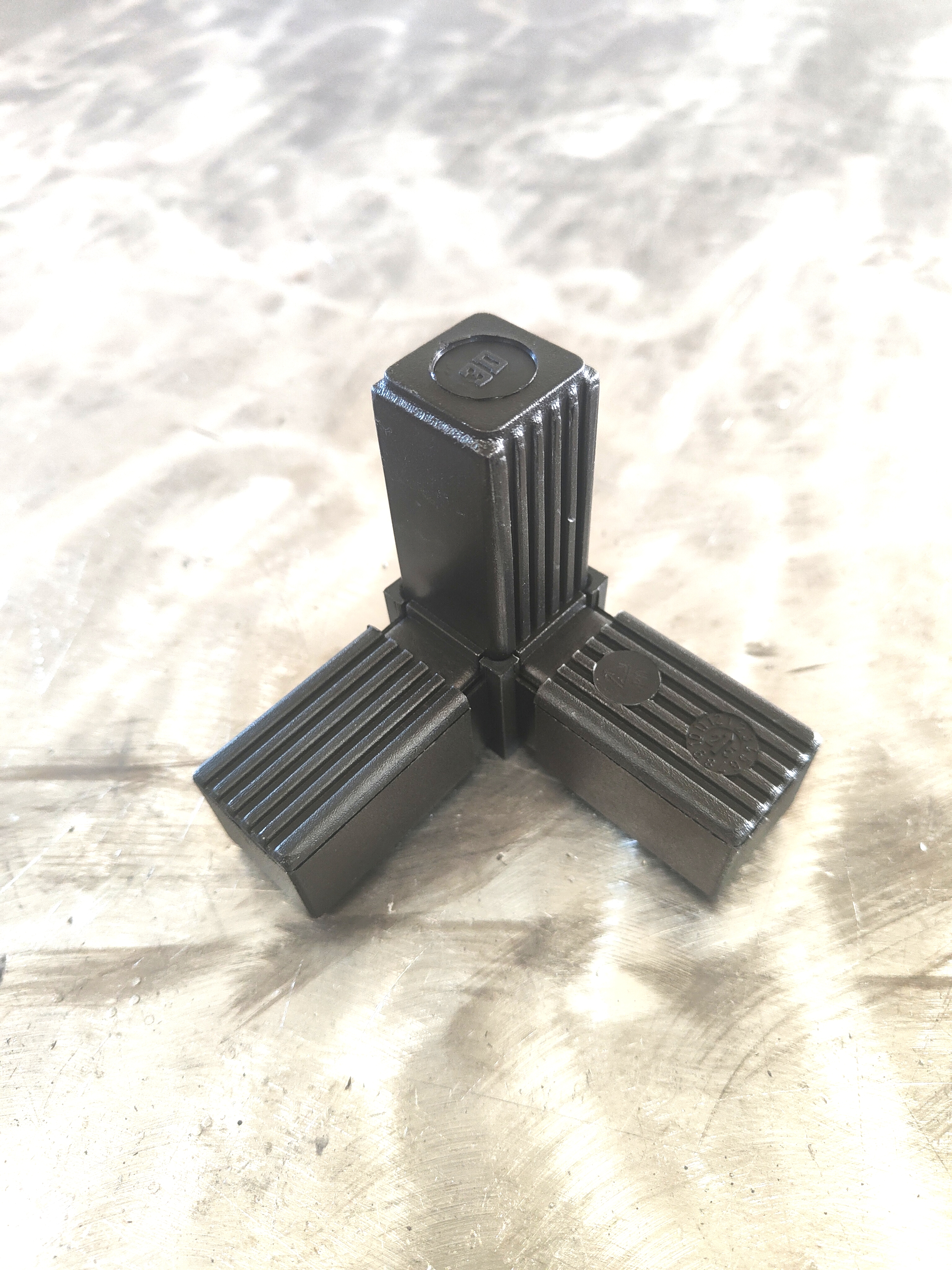 Raccord d'angle, 3 branches pour tube carré de section 30x30x2mm, en Nylon de couleur noir (PA 6 polyamide). Hauteur 30mm Longueur totale 77mm Longueur visible 30mm. Ce raccord permet l'assemblage définitif facile, sans soudure, de 2 tubes aciers. Il sera inséré à l'aide d'un maillet, après avoir au besoin ébavuré les bords du tube. C'est l'élément indispensable pour fabriquer soit même facilement divers réalisation (rambarde, étagère, meuble style indus ...). Le plastique Nylon® s'utilise aussi bien en intérieur qu'en extérieur, il est de couleur noir mat. Fabrication française. Livré en 2 parties à assembler.