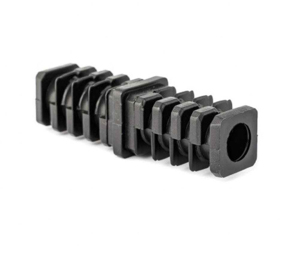 Raccord à 180° pour tube carré de section 30x30x2mm, en Nylon de couleur noir (PA 6 polyamide). Hauteur 30mm Longueur totale 103mm Longueur visible 5mm. Ce raccord permet l'assemblage définitif facile, sans soudure, de 2 tubes aciers. Il sera inséré à l'aide d'un maillet, après avoir au besoin ébavuré les bords du tube. C'est l'élément indispensable pour fabriquer soit même facilement divers réalisation (rambarde, étagère, meuble style indus ...). Le plastique Nylon® s'utilise aussi bien en intérieur qu'en extérieur, il est de couleur noir mat. Fabrication française.