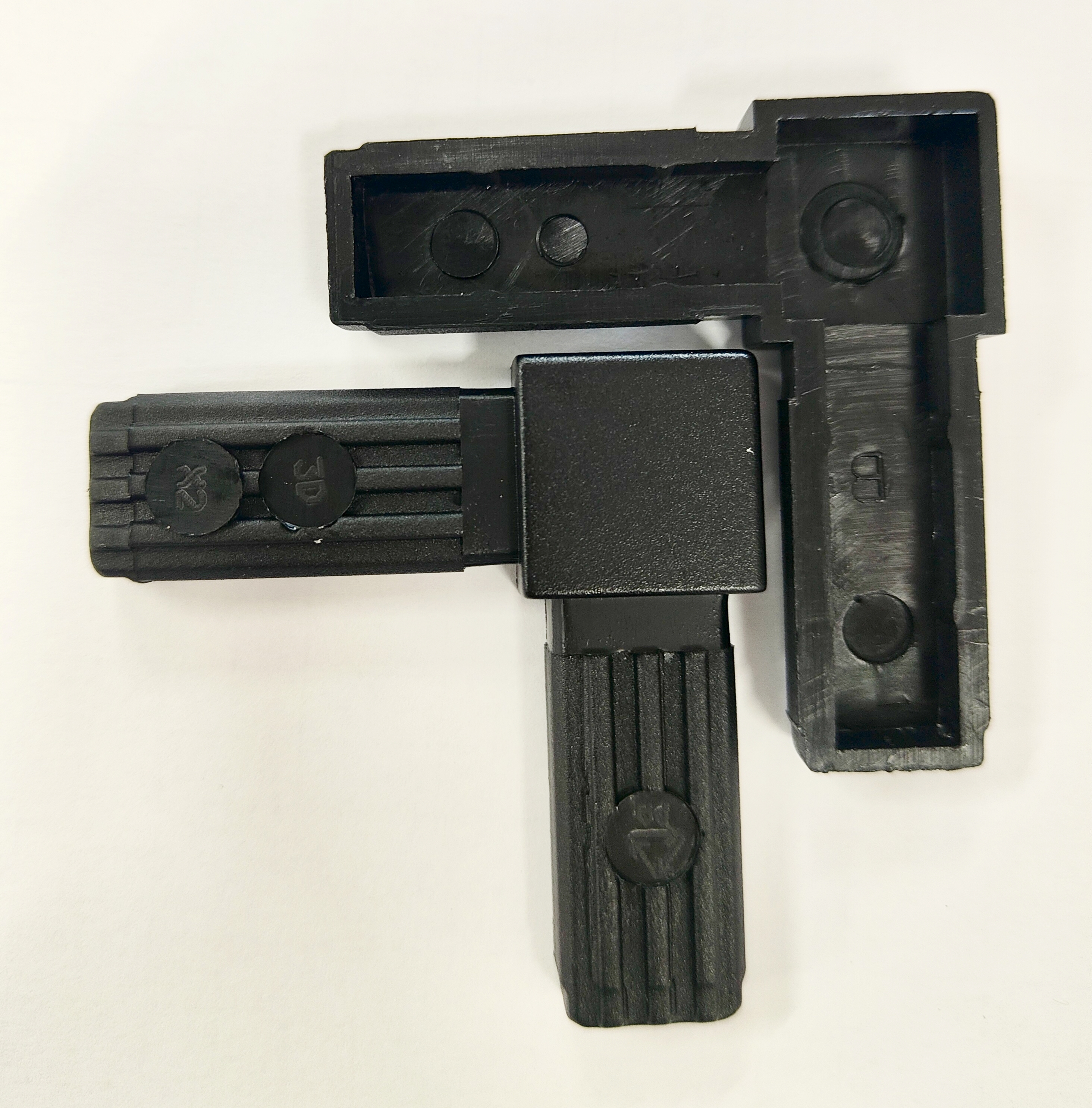 Raccord à 90° en L pour tube carré de section 20x20x2mm, en Nylon de couleur noir (PA 6 polyamide). Hauteur 20mm Longueur totale 56mm Longueur visible 20mm. Ce raccord permet l'assemblage définitif facile, sans soudure, de 2 tubes aciers. Il sera inséré à l'aide d'un maillet, après avoir au besoin ébavuré les bords du tube. C'est l'élément indispensable pour fabriquer soit même facilement divers réalisation (rambarde, étagère, meuble style indus, cadre ...). Le plastique Nylon® s'utilise aussi bien en intérieur qu'en extérieur, il est de couleur noir mat. Fourni en 2 demi raccords à assembler soit même. Fabrication française.