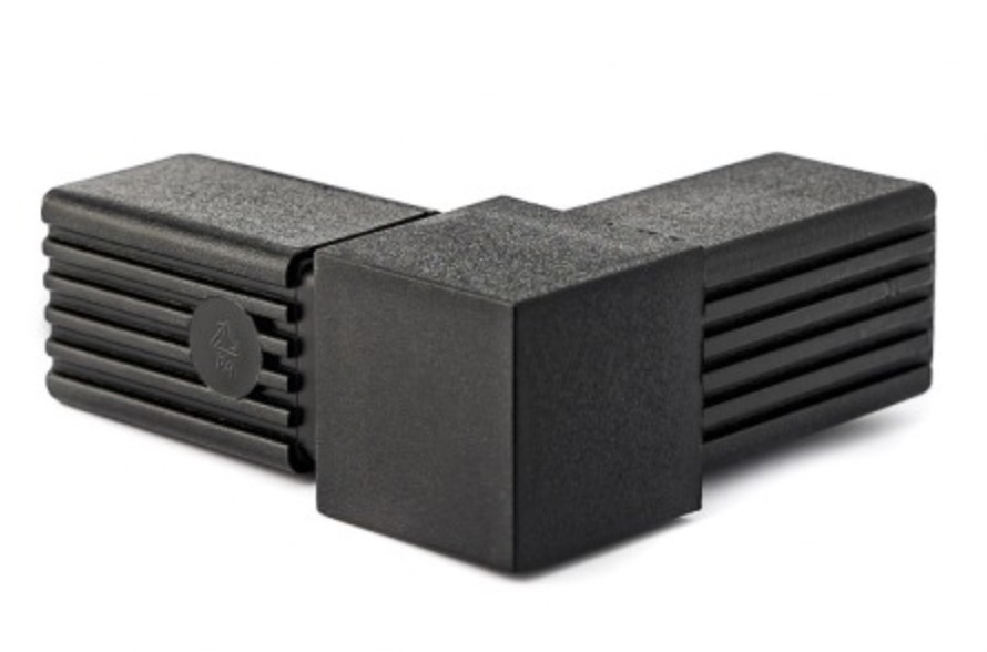 Raccord à 90° en L pour tube carré de section 20x20x2mm, en Nylon de couleur noir (PA 6 polyamide). Hauteur 20mm Longueur totale 56mm Longueur visible 20mm. Ce raccord permet l'assemblage définitif facile, sans soudure, de 2 tubes aciers. Il sera inséré à l'aide d'un maillet, après avoir au besoin ébavuré les bords du tube. C'est l'élément indispensable pour fabriquer soit même facilement divers réalisation (rambarde, étagère, meuble style indus, cadre ...). Le plastique Nylon® s'utilise aussi bien en intérieur qu'en extérieur, il est de couleur noir mat. Fourni en 2 demi raccords à assembler soit même. Fabrication française.