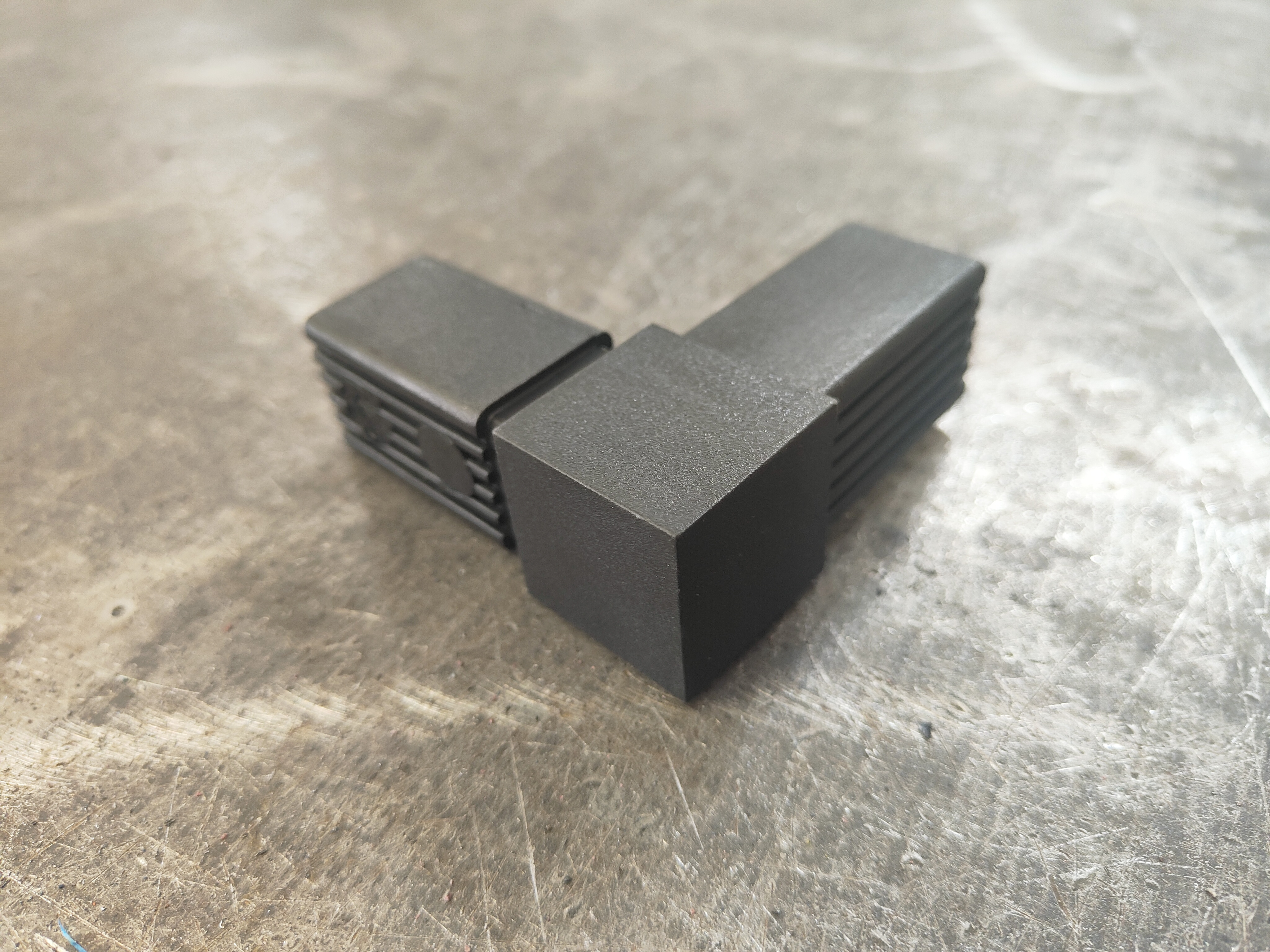 Raccord à 90° en L pour tube carré de section 30x30x2mm, en Nylon de couleur noir (PA 6 polyamide). Hauteur 30mm Longueur totale 77mm Longueur visible 30mm. Ce raccord permet l'assemblage définitif facile, sans soudure, de 2 tubes aciers. Il sera inséré à l'aide d'un maillet, après avoir au besoin ébavuré les bords du tube. C'est l'élément indispensable pour fabriquer soit même facilement divers réalisation (rambarde, étagère, meuble style indus, cadre ...). Le plastique Nylon® s'utilise aussi bien en intérieur qu'en extérieur, il est de couleur noir mat. Fourni en 2 demi raccords à assembler soit même. Fabrication française.