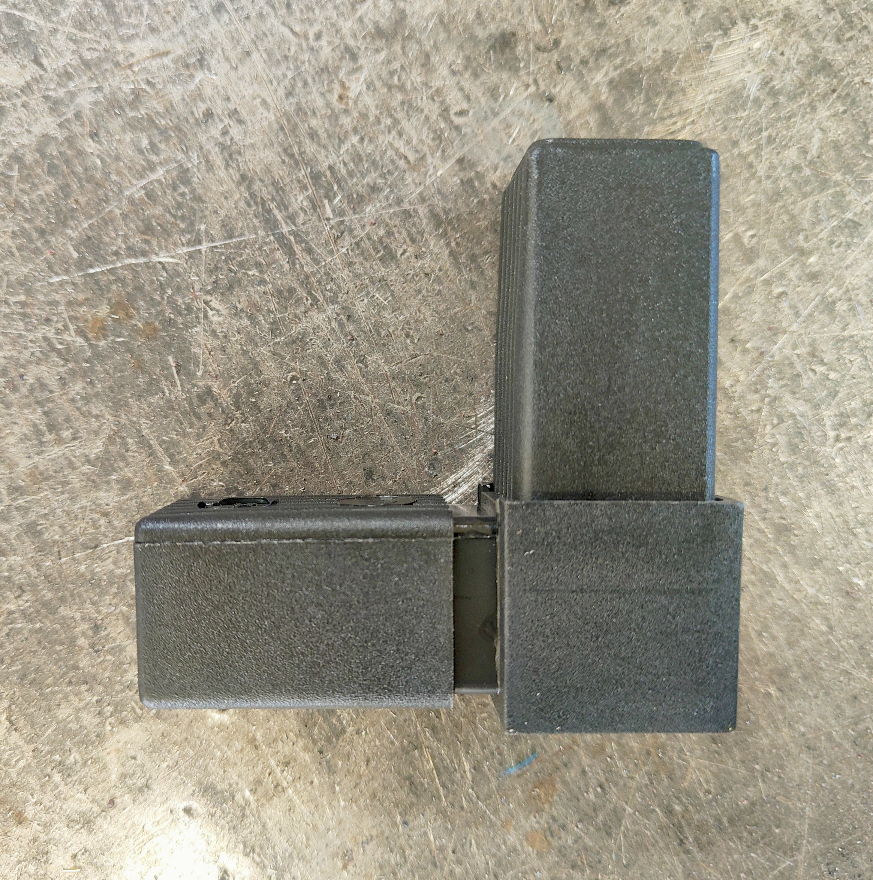 Raccord à 90° en L pour tube carré de section 30x30x2mm, en Nylon de couleur noir (PA 6 polyamide). Hauteur 30mm Longueur totale 77mm Longueur visible 30mm. Ce raccord permet l'assemblage définitif facile, sans soudure, de 2 tubes aciers. Il sera inséré à l'aide d'un maillet, après avoir au besoin ébavuré les bords du tube. C'est l'élément indispensable pour fabriquer soit même facilement divers réalisation (rambarde, étagère, meuble style indus, cadre ...). Le plastique Nylon® s'utilise aussi bien en intérieur qu'en extérieur, il est de couleur noir mat. Fourni en 2 demi raccords à assembler soit même. Fabrication française.