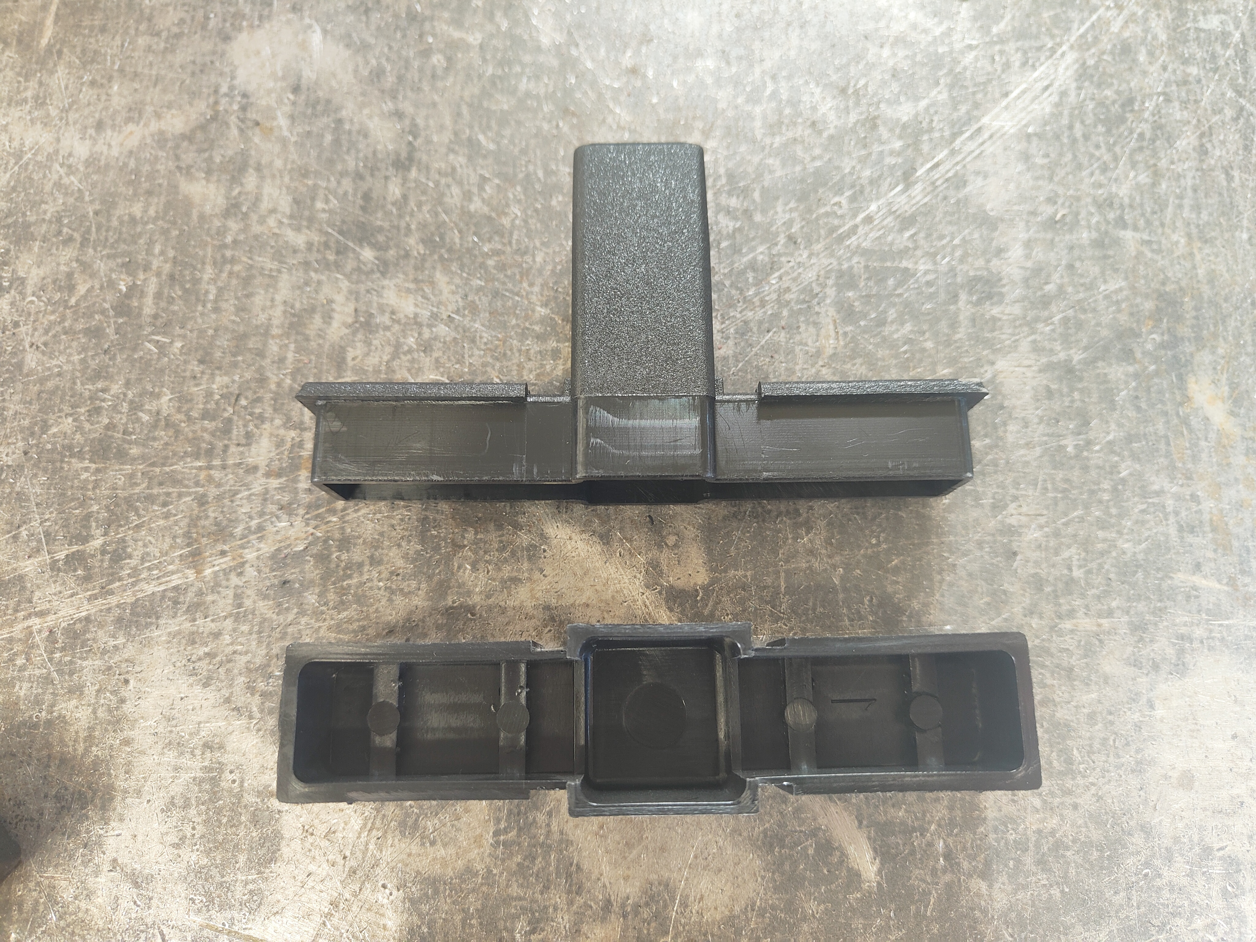 Raccord en T pour tube carré de section 30x30x2mm, en Nylon de couleur noir (PA 6 polyamide). Hauteur 30mm Longueur totale 124mm Longueur visible 30x30mm. Ce raccord permet l'assemblage définitif facile, sans soudure, de " tubes aciers. Il sera inséré à l'aide d'un maillet, après avoir au besoin ébavuré les bords du tube. C'est l'élément indispensable pour fabriquer soit même facilement divers réalisation (rambarde, étagère, meuble style indus, cadre ...). Le plastique Nylon® s'utilise aussi bien en intérieur qu'en extérieur, il est de couleur noir mat. Fourni en 2 demi raccords à assembler soit même. Fabrication française.