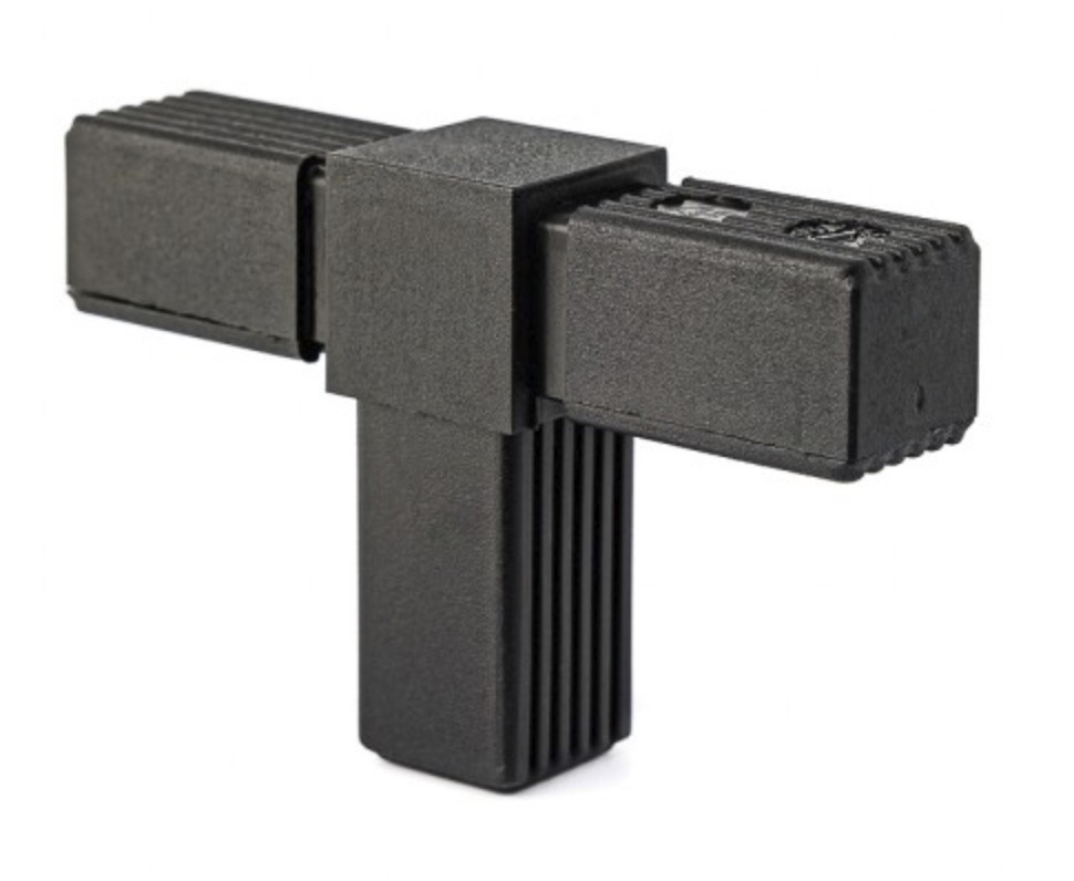 Raccord en T pour tube carré de section 30x30x2mm, en Nylon de couleur noir (PA 6 polyamide). Hauteur 30mm Longueur totale 124mm Longueur visible 30x30mm. Ce raccord permet l'assemblage définitif facile, sans soudure, de " tubes aciers. Il sera inséré à l'aide d'un maillet, après avoir au besoin ébavuré les bords du tube. C'est l'élément indispensable pour fabriquer soit même facilement divers réalisation (rambarde, étagère, meuble style indus, cadre ...). Le plastique Nylon® s'utilise aussi bien en intérieur qu'en extérieur, il est de couleur noir mat. Fourni en 2 demi raccords à assembler soit même. Fabrication française.