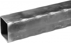 Tube en fer forgé martelé de 3000mm de long et avec une section de 30mm par 30mm en 2mm d'épaisseur.