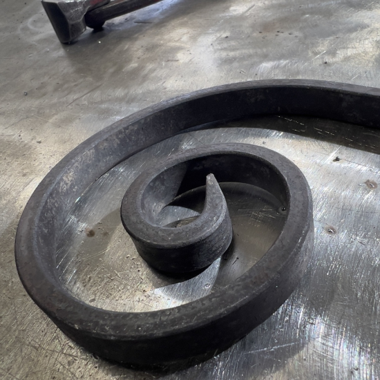 Volute en S inégale finition coupe pointue. Hauteur 210mm largeur 100mm en fer plat de 12x6mm. Fixation par soudure. Permet de décorer votre fabrication en fer forgé, portail, clôture, pergola, mais également permet de renforcer la sécurité, en diminuant le vide entre barreau, ou d'augmenter le soutien. Fourni brut, à peindre ou à vernir pour protéger contre la corrosion.