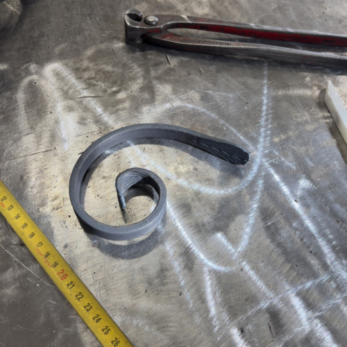 Demi volute, finition en queue de poisson, aplati en léger arrondi avec traits. Hauteur 150mm largeur 105mm en fer plat lisse de 14x6mm. Fixation par soudure. Permet de décorer votre fabrication en fer forgé, portail, clôture, pergola, mais également permet de renforcer la sécurité, en diminuant le vide entre barreau, ou d'augmenter le soutien. Fourni brut, à peindre ou à vernir pour protéger contre la corrosion.