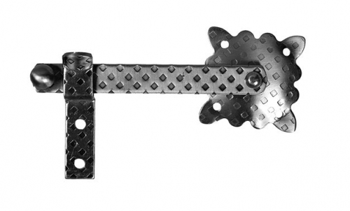 Verrou loquet de porte avec motifs losanges gravés, en fer forgé. Hauteur 50mm largeur 135mm, platine carré. Ils permettent de maintenir une porte intérieure ou de meuble fermée, quand il n'y a pas de serrure. Peut convenir aussi bien pour un élément en bois que en fer. Fixation par vis. Fourni brut, à peindre ou à vernir pour protéger contre la corrosion.