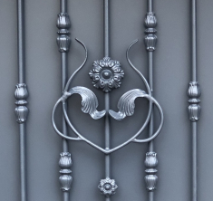 Garniture de barreaux. Compatible avec des barreaux de diamètre 16mm. Hauteur 110mm largeur 38mm. Cette bague aux motifs travaillés ornera vos barreaux de grilles de défense, portails, escaliers par exemple. Fixation par facile par vis taraudage M5 (vis fournie). Fourni brut, à peindre ou à vernir avec un produit adapté pour la protection contre la corrosion.