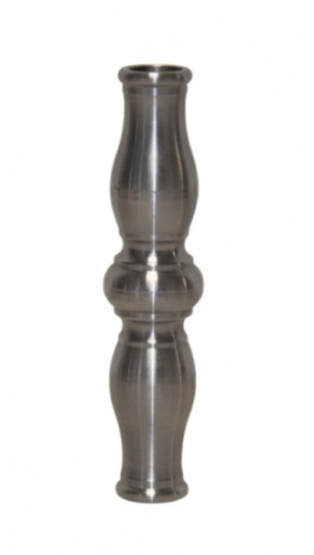Garniture de barreaux en acier tourné, non taraudée. Compatible avec des barreaux de diamètre 16mm, grâce à son alésage de ø16,5mm. Hauteur 135mm largeur 32mm. Cette bague d'apparence sobre ornera vos barreaux de grilles de défense, portails, escaliers par exemple. Fixation par soudure. Fournie brut, à peindre ou à vernir avec un produit adapté pour la protection contre la corrosion.