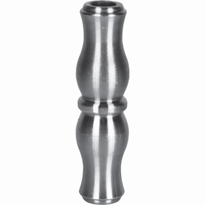 Garniture de barreaux en acier tourné. Compatible avec des barreaux de diamètre 18mm, grâce à son alésage de ø19mm. Hauteur 120mm largeur 32mm. Cette bague d'apparence sobre ornera vos barreaux de grilles de défense, portails, escaliers par exemple. Fixation facile, à visser avec vis taraudage M5. Fournie brut, à peindre ou à vernir avec un produit adapté pour la protection contre la corrosion.