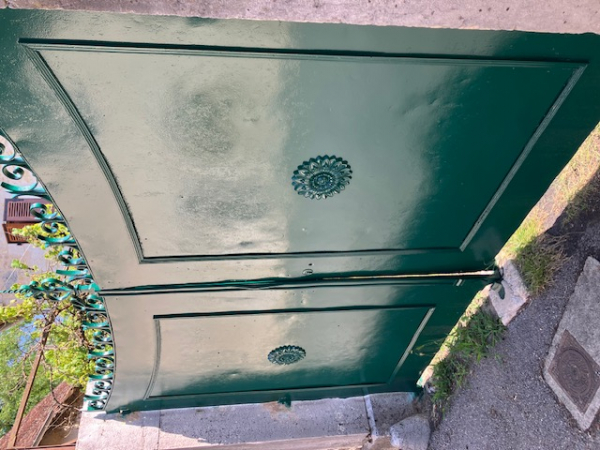 Rosace en fonte motif fleur de tournesol (soleil). Diamètre de 225mm. Utilisation pour ornement de votre portail ou portillon, par exemple, souvent en association avec une palmette. Fixation par vissage avec vis en M5, soit  Ø4,2mm, grâce à son taraudage M6. Fournie brute, à peindre ou à vernir. La fonte est reconnue pour sa solidité, sa durabilité et sa résistance à la corrosion.