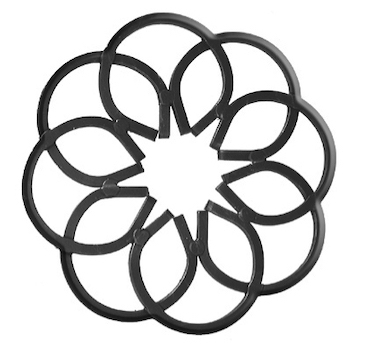 Rosette en forme de cercle composée de 8 volutes style fer à cheval. Hauteur 250mm et largeur 250mm, section en tube rond de diamètre ø8mm. Cet élément décoratif trouvera sa place dans votre portail ou votre grille de défense, par exemple. Fixation par soudure. Fournie brut, à peindre ou à venir avec un produit adapter pour la protéger de la corrosion.