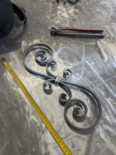 Double volute décorative en forme de S avec extrémités effilées. Hauteur 380mm largeur 135mm, section en fer plat lisse de 12x6mm.  Ce décor trouvera sa place dans votre portail ou dans votre garde-corps, par exemple. Fixation par soudure. Fourni brut, à peindre ou à vernir avec des produits adaptés qui permettront de la protéger contre la corrosion.