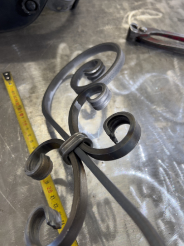 Double volute décorative en forme de S avec extrémités effilées. Hauteur 380mm largeur 135mm, section en fer plat lisse de 12x6mm.  Ce décor trouvera sa place dans votre portail ou dans votre garde-corps, par exemple. Fixation par soudure. Fourni brut, à peindre ou à vernir avec des produits adaptés qui permettront de la protéger contre la corrosion.