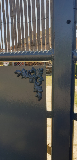 Jeu de 4 décors d'angle en fonte motif feuille pour ornementer la tôle de portail. Hauteur 130mm Largeur 130mm. épaisseur 12mm. Il apportera un certain cachet à votre portail et portillon. Fixation par vissage avec vis en taraudage M5 (soit 4,2mm). Fourni brute, à peindre ou à vernir. La fonte est reconnue pour sa solidité, sa durabilité et sa résistance à la corrosion.