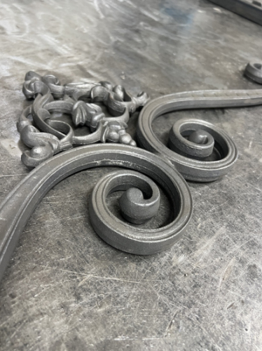 Frise en fonte pour garde corps double face. Hauteur 260mm et Largeur 840mm. Ce panneau décoratif sera présenté à l'horizontale, son utilisation est multiple: balcon, terrasse, fenêtre, portail... Il apportera un certain cachet et du charme à votre fabrication. Fourni brute, à peindre ou à vernir. La fonte est reconnue pour sa solidité, sa durabilité et sa résistance à la corrosion.