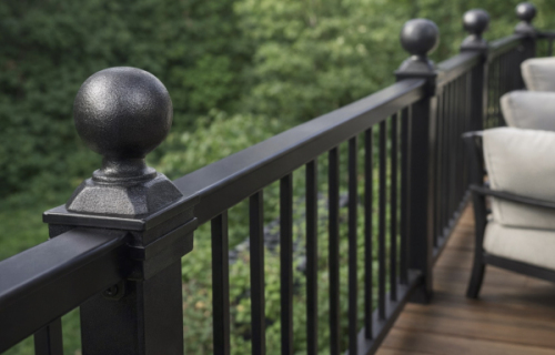 Boule d'ornement sur pommeau estampé. Hauteur 45mm diamètre de la boule ø30mm, base carré largeur 25mm. En fer forgé finition lisse, produit galvanisable. Fixation par soudure, possibilité de taraudage pour y insérer nos goujons pour l'adapter à du bois (fournitures et outillages). Fournie brut, à vernir ou à peindre avec un produit qui protège de la corrosion. Permet d'ajouter une touche d'élégance à votre projet, escalier ou pergola, par exemple.