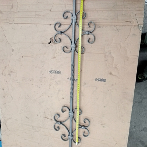 Barreau à souder en fer forgé. Section carré de 12mm. 950mm de hauteur et 220mm de largeur. En acier lisse. Composé d’un motif avec 6 volutes en forme de C et de S au centre. Les volutes sont en plat de 12x6mm. Fixation par soudure. Utilisation en intérieur ou en extérieur pour toutes sortes de fabrication en fer forgé comme un garde corps, un portail, une rampe d'escalier, une grille de défense, par exemple... Fourni brut, à peindre ou à vernir pour le protéger contre la corrosion.