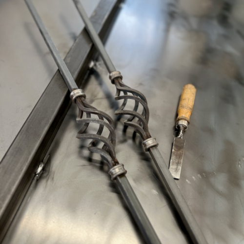 Barreau avec vrille au centre, en fer forgé. Hauteur 950mm carré lisse plein de 12mm. Fixation par soudure. Fourni brut, à peindre ou à vernir pour protéger de la corrosion. Au delà de son rôle sécuritaire, il peut être un élément décoratif dans plusieurs réalisations en fer forgé tel que du mobiliers, divers objets décoratifs, des grilles de défense, des rampes d'escaliers, des portails, des kiosques, des gardes corps.