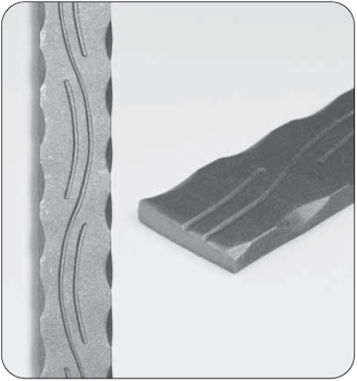 Départ ou arrivée de main courante pleine martelée avec détail de frise gravée ondulée, forme en col de cygne, en fer forgé. Hauteur 650mm Longueur 250mm largeur 40mm et épaisseur 8mm. Element de finition idéal pour votre rampe d'escalier ou votre garde corps, par exemple, avec une utilisation aussi bien en intérieur qu'en extérieur. Fixation pour soudure. Fournie brut, à peindre ou à vernir avec un produit adapté contre la corrosion. Compatible avec la main courante de référence 12045.