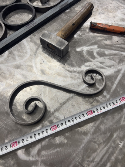 Volute en S inégale finition coupe droite. Hauteur 290mm largeur 120mm en fer plat lisse de 12x6mm. Fixation par soudure. Permet de décorer votre fabrication en fer forgé, portail, clôture, pergola, mais également permet de renforcer la sécurité, en diminuant le vide entre barreau, ou d'augmenter le soutien. Fourni brut, à peindre ou à vernir pour protéger contre la corrosion.