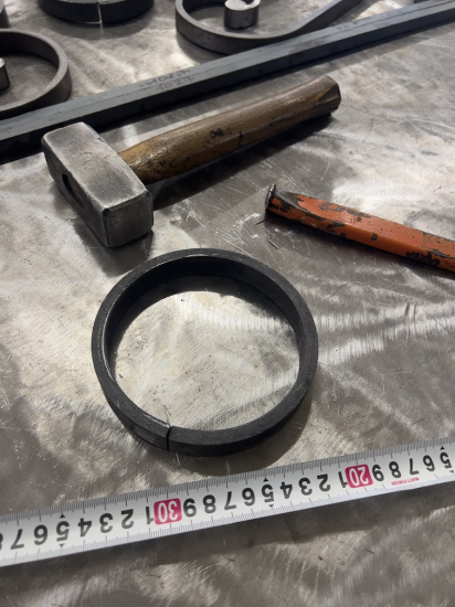 Cercle décoratif, en fer forgé. Diamètre 135mm profilé en fer plat de 20x8mm. Fixation par soudure. Permet de décorer avec un style art moderne votre fabrication en fer forgé, portail, clôture, pergola, mais également permet de renforcer la sécurité, en diminuant le vide entre barreau, ou d'augmenter le soutien. Fourni brut, à peindre ou à vernir pour protéger contre la corrosion.