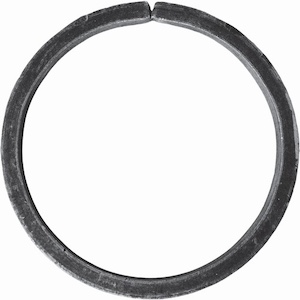 Cercle en acier d'un diamètre de 135mm. Section en fer plat de 20x8mm.