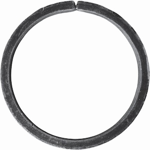Cercle décoratif, en fer forgé. Diamètre 135mm profilé en fer plat de 20x8mm. Fixation par soudure. Permet de décorer avec un style art moderne votre fabrication en fer forgé, portail, clôture, pergola, mais également permet de renforcer la sécurité, en diminuant le vide entre barreau, ou d'augmenter le soutien. Fourni brut, à peindre ou à vernir pour protéger contre la corrosion.