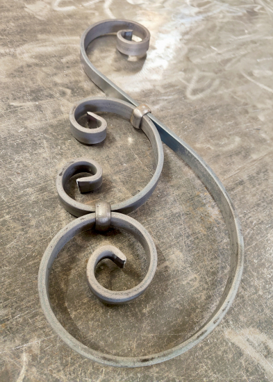 Longue volute en S finition coupe droite, avec petite volute en C, en fer forgé. Hauteur 470mm largeur 180mm profilé en fer plat de 20x6mm. Fixation par soudure. Permet de décorer votre fabrication en fer forgé, dessus de portillon, clôture, pergola, mais également permet de renforcer la sécurité, en diminuant le vide entre barreau, ou d'augmenter le soutien. Présentation à l'horizontale ou à la verticale. Fourni brut, à peindre ou à vernir pour protéger contre la corrosion.