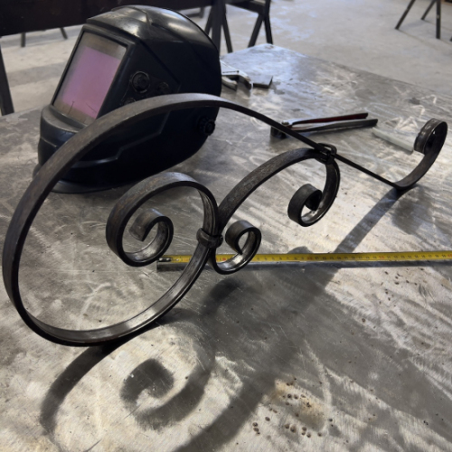 Longue volute en S finition coupe droite, avec petite volute en C, en fer forgé. Hauteur 730mm largeur 250mm profilé en fer plat de 20x6mm. Fixation par soudure. Permet de décorer votre fabrication en fer forgé, dessus de portail, clôture, pergola, mais également permet de renforcer la sécurité, en diminuant le vide entre barreau, ou d'augmenter le soutien. Présentation à l'horizontale ou à la verticale. Fourni brut, à peindre ou à vernir pour protéger contre la corrosion.