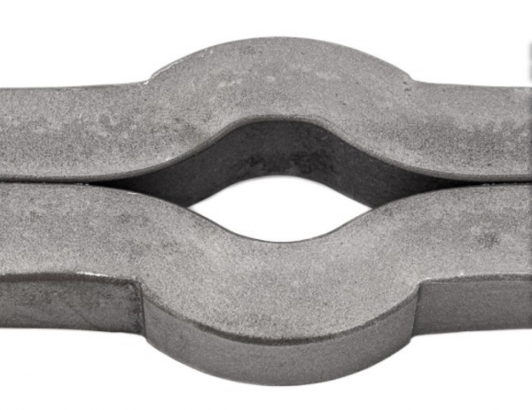 Clé de tirant grenaillé, en fer forgé. Hauteur 650mm longueur 300mm section en carré de 30mm. Peut être fixée avec la tige filetée ref. 15095. En plus de son utilisation en tant qu'objet de décoration apportant du charme à sa façade, la clé de tirant a pour rôle principal d'augmenter la stabilité des murs intérieurs et extérieurs. 