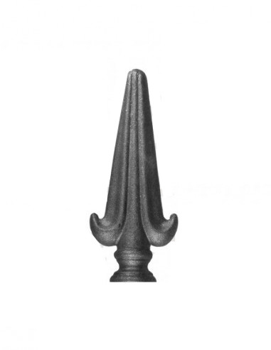 Pointe de lance en fer . Hauteur de 156mm et largeur de 63mm. Perçée d'un trou de 17mm et donc compatible avec des ronds de 16mm..