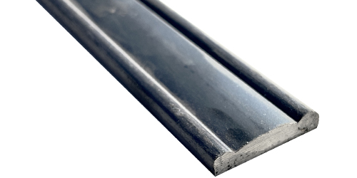 Main courante laminée de 3000mm de long en fer forgé. Largeur de 40mm et épaisseur de 8mm.Pour fabrication de rampes et garde corps compatible avec crosses 18012 ,18013,18014,18015