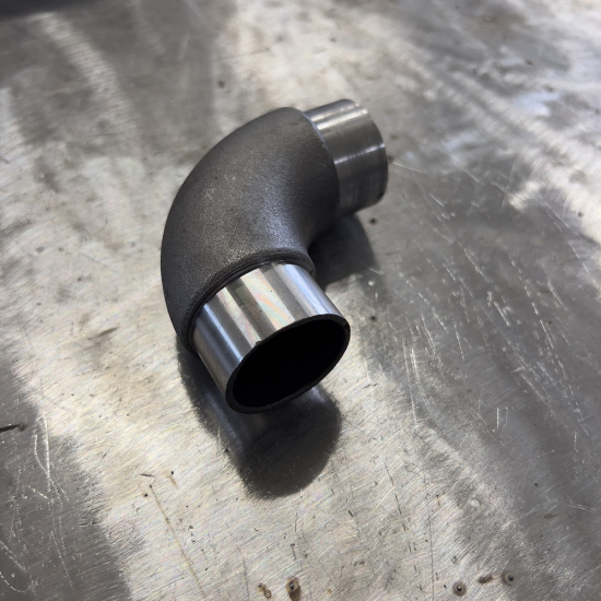 Coude d'angle pré-formé en acier à coller. Pour la création d'un virage à 90° sans besoin de cintrer son tube. Section pour tube de 42,4mm d’épaisseur 2mm. Hauteur totale de 100mm hauteur du manchon 30mm. Faire attention de bien choisir des produits avec le même style de finition et section pour un assemblage homogène. Facilite la création de votre rampe. Compatible avec main courante 32127.