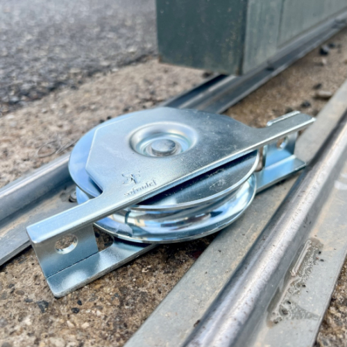 Roue à gorge en V de diamètre Ø120. A encastrer dans un tube100x40x2,5mm. Charge maximum supportée de 450KG. Ce produit est équipé d'un double roulement.