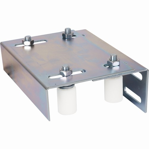 Plaque de guidage avec 4 olives diam 30 mm (fournies) à entraxe modulable pour s'adapter à \'épaisseur du portail ou de la porte. Longueur 220 mm . Largeur 140 mm . règlage de 45 a 75 mm 