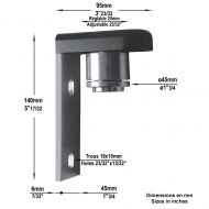 Gond réglable sur une équerre en acier. D'un diametre de 45mm, sur roulement à bille. réglable de 20mm horizontalement. Il est fourni avec un cache de protection. Ce gond convient à des tubes carrés de 30x30mm, 35x35mm , 40x40mm ou tube de ø42mm~.  Caractéristiques :      Roulement à bille ø45mm extérieur.     Equerre acier 140x90x40mm épaisseur 6mm.     Cache de protection en polyamide