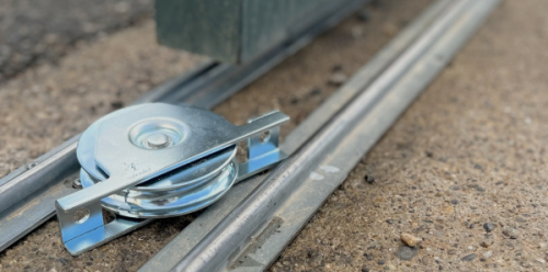 Rail de 2 mètres de long en U pour portails ou portes coulissantes. Pose à visser au sol. Pour roues à gorge en U ou ronde de diamètre Ø16mm. Fabrication Française. Supporte une charge jusqu'à 500KG. Finition en acier zinguée.