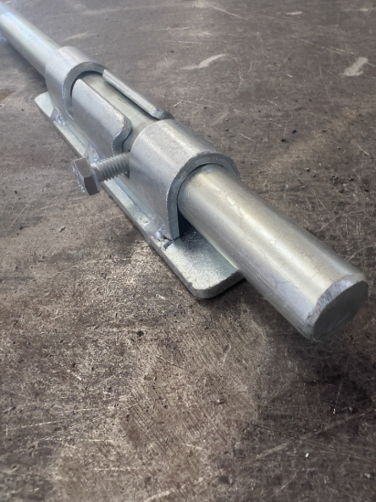 Verrou en forme de pistolet, pour portail ou portillon, en acier zingué. Hauteur 400mm Diamètre Ø16mm. Fixation par vissage de la platine. Convient pour une utilisation en extérieur. Fourni brut, peut être peint ou verni. Accessoires de fixation non fournis. La plaque de fixation mesure 140mm de haut par 33mm de large et possède 2 trous diamètre 8mm.