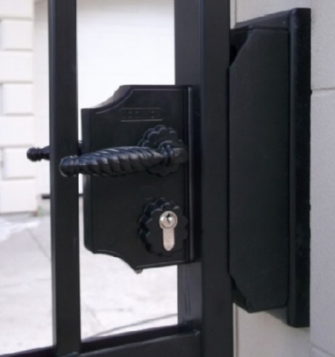 Serrure pour portails compatible avec des tubes de 40x40mm à 50x50mm. Livrée brute avec cylindre et poignée. En aluminium