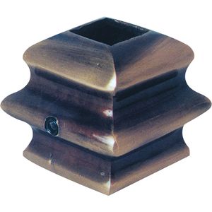 Garniture en laiton patinée cuir pour barreaux de section carré de 14mm. Hauteur de 40mm et largeur de 40mm.